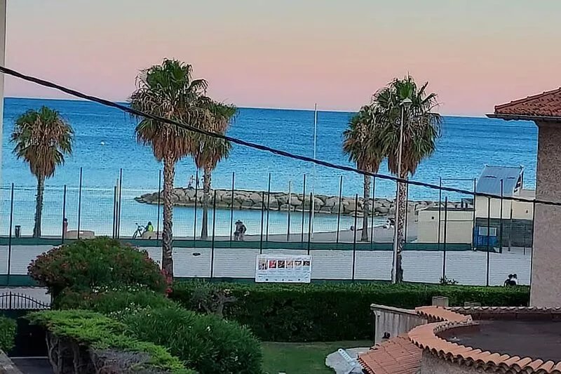 T2 APARTMENT WITH TERRACE SEA VIEW, CLOSED GARAGE, CLOSE TO THE CALANQUES