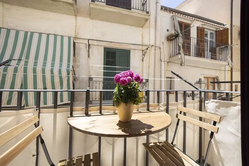 En... suite, accommodation in the historic center of Cefalù