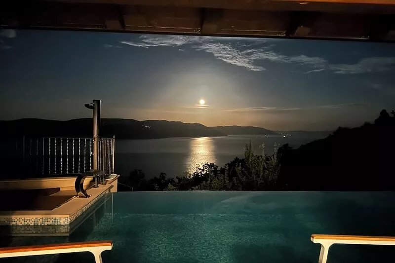 Istrian house with an infinity pool and a sea view close to the beach