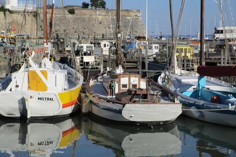 At the foot of the Ile d'Oléron bridge quiet villa not overlooked private