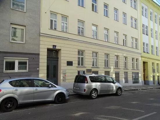 JUNIQQAT - Massive Esstische aus Wien