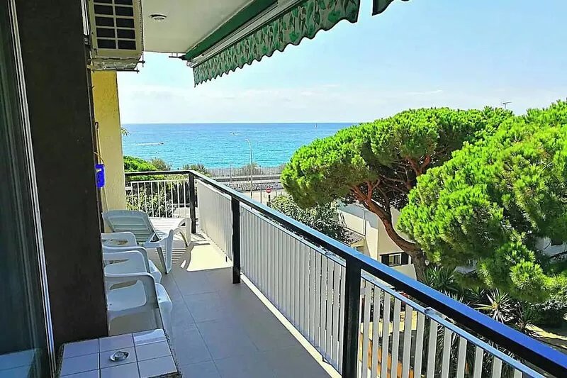 Apartment 'Llavaneras 2' close to the Beach with Sea View, Wi-Fi and Air