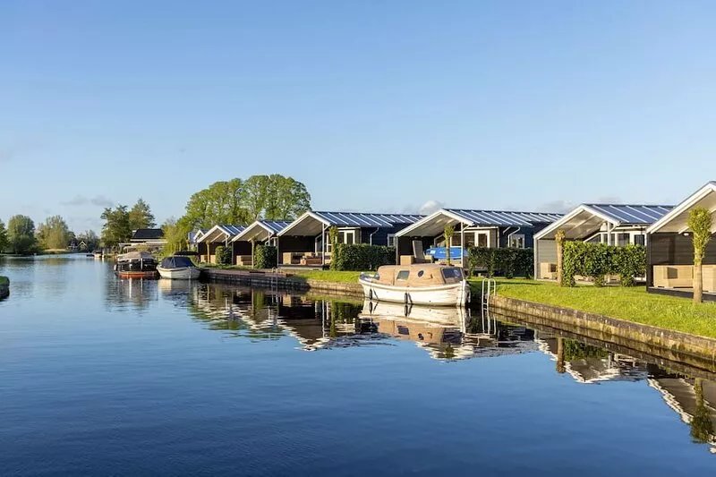 Modern water cottage with microwave, in the Sneekermeer area