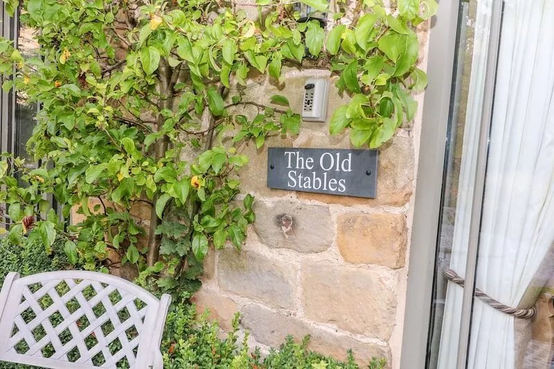 THE OLD STABLES, family friendly, luxury holiday cottage in Ashover
