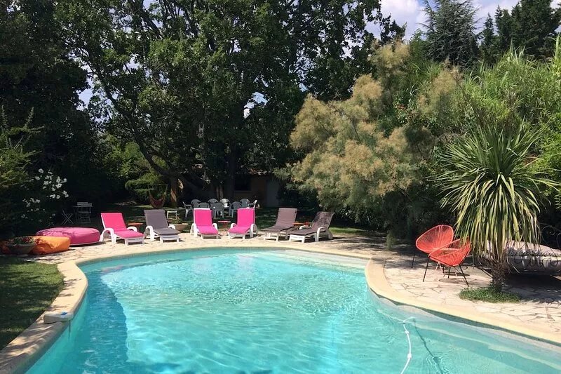 Modern villa with private pool, sleeps 7, in Lourmarin and free WIFI.