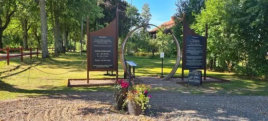 Skulpturpark Ouroboros Pa Kinnekulle
