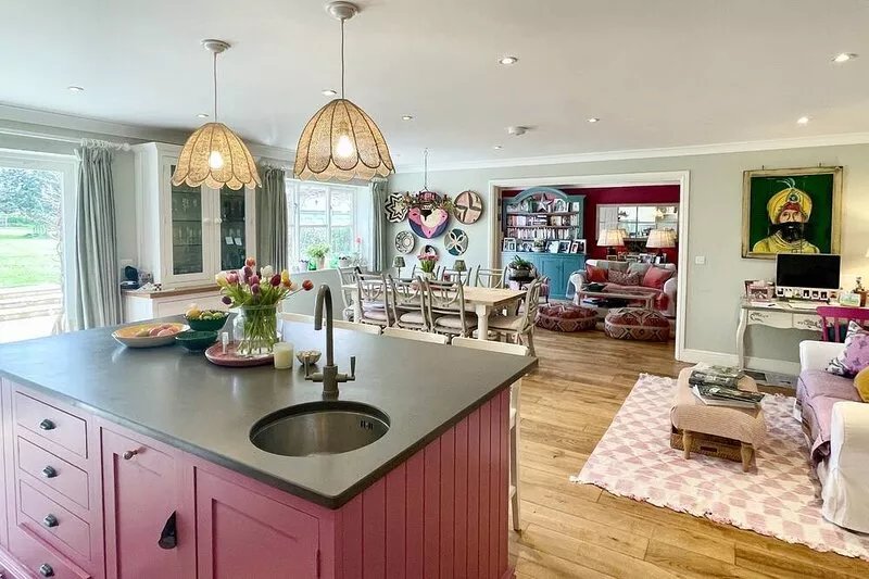 Beautifully designed open plan home in picturesque countryside village of Amport