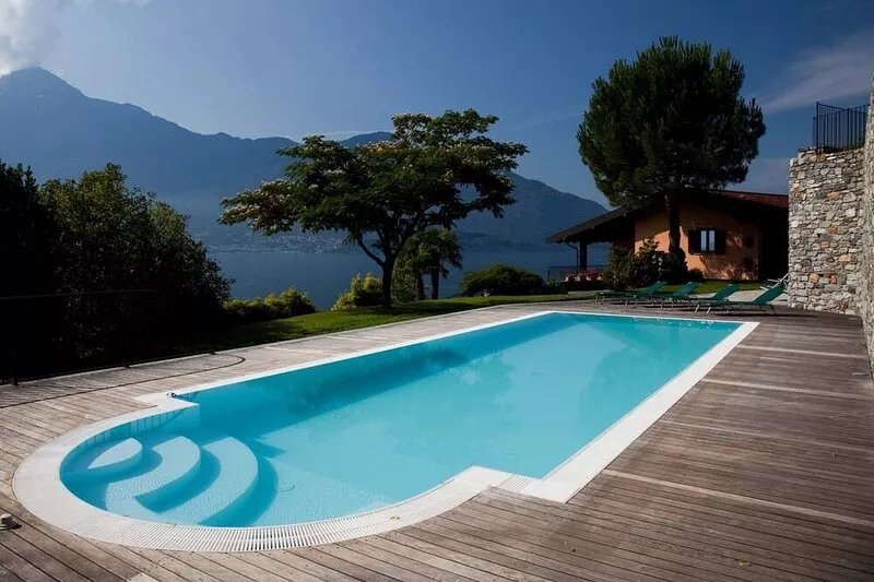 ... Private heated swimming pool, 2500 m2 ... breathtaking lake view