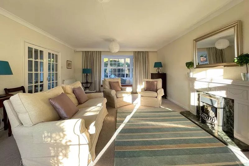 Spacious 4 Bedroom House with Garden and Parking