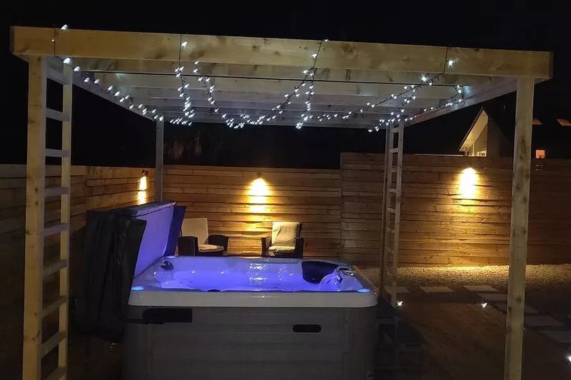 Entire 3 Bedroom Property - Garden & Hot Tub - Close to Porth Beach, Newquay