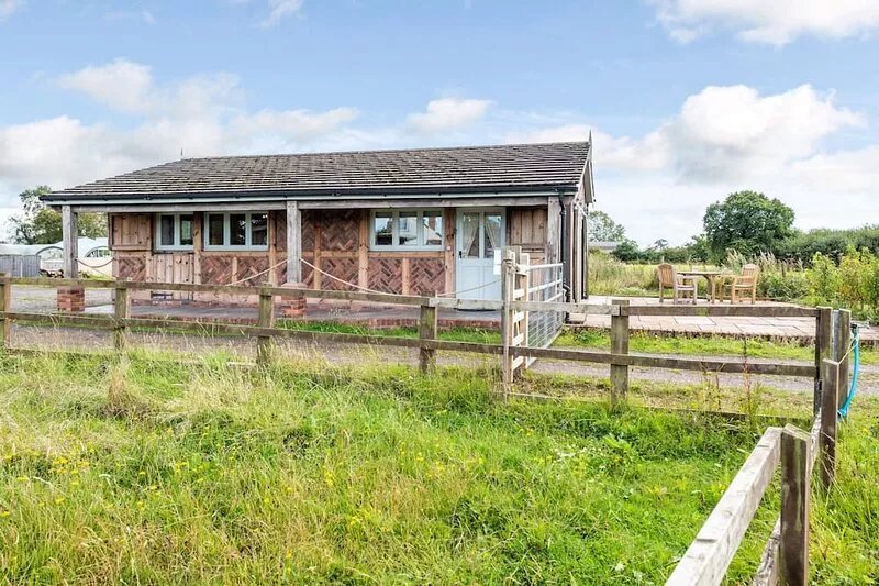 THE LODGE, luxury holiday cottage, with a garden in Chester