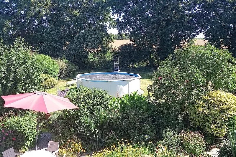 Family home in country with pool, lovely private gardens. Sleeps 6