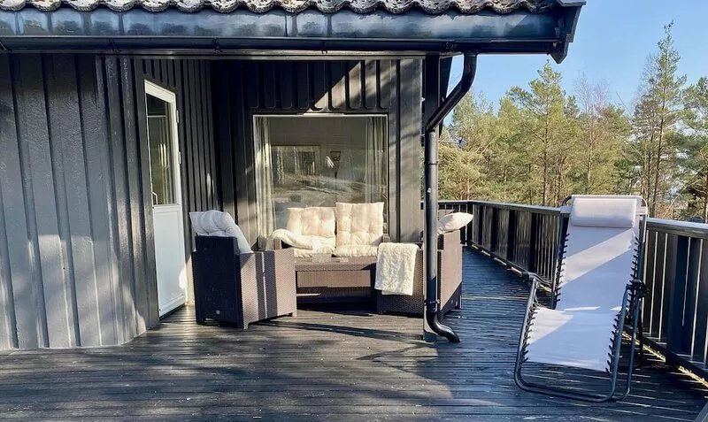Cozy vacation home in southern Norway (Tromøy, Arendal) with a boat and a pier.