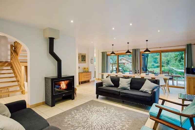 Light & spacious chalet, 5 ensuite bedrooms, sauna, hot tub & mountain views