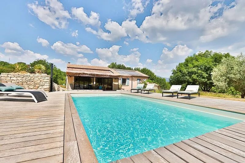 COUNTRY HOUSE WITH PRIVATE HEATED POOL IN LUBERON