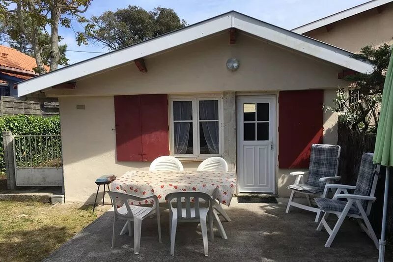 Quiet lodge for a couple at 200 from the beach, 900 m from the city center
