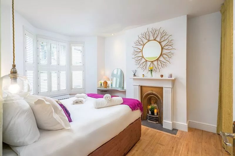 JOIVY Stylish 1-bed flat w/ private courtyard in Shepherd's Bush, West London