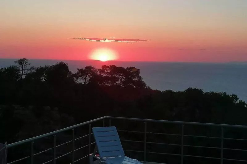 Stunning Views of Sea and Mountain Perfect Location, A Little Piece of Paradise.