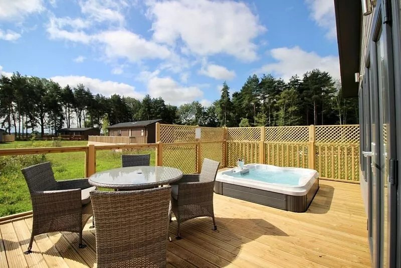 Bumblebee Lodge - Lodge with Hot Tub