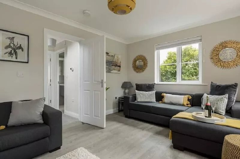 Stylish Town House - Central, Detached, Parking, Garden