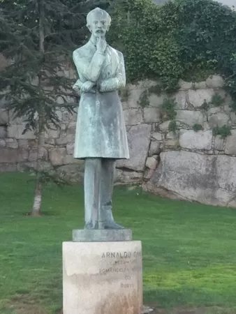 Estatua de Arnaldo Gama