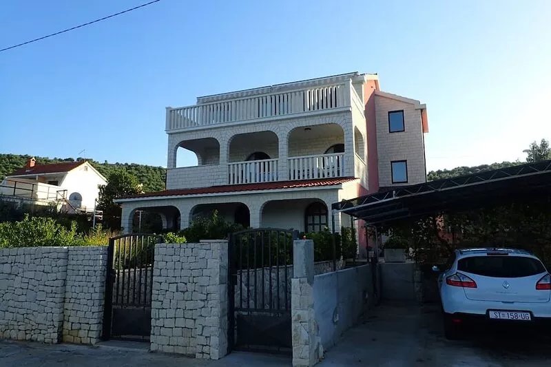 Two bedroom apartment near beach Slatine, Čiovo (A-1128-b)