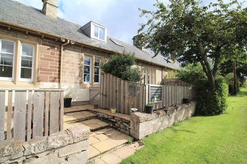 Norham near Berwick - Sleeps 6 - Dog Friendly - Private Parking - 15 Mins Beach