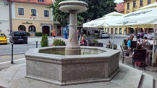 Kettejev vodnjak na trgu
