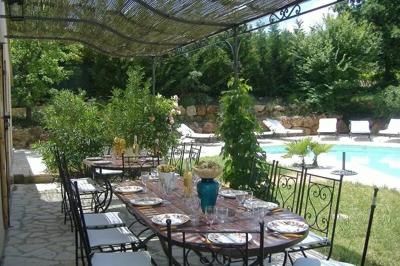 Large Provencal country house in a wooded park with very large swimming pool