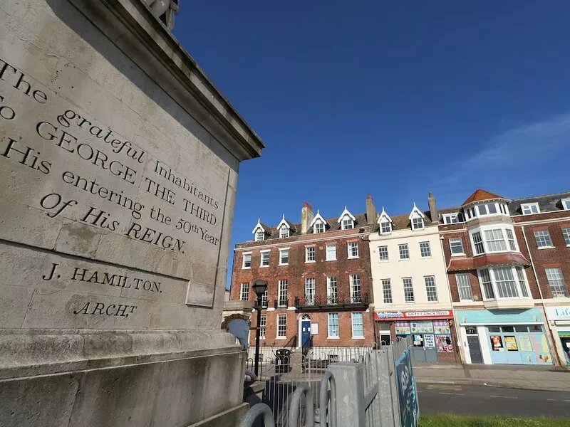 THE KINGS STATUE, family friendly in Weymouth
