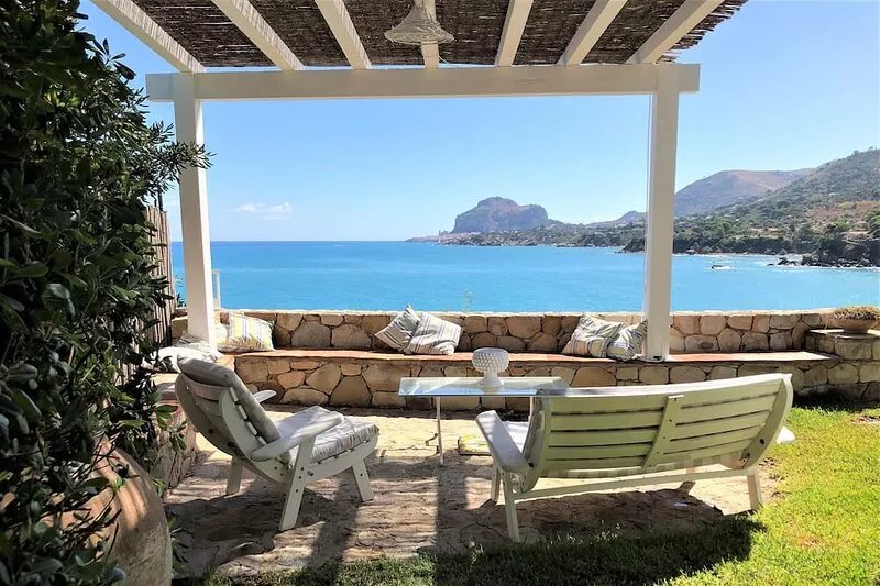 Villa surrounded by greenery, with direct access to the sea, private swimming