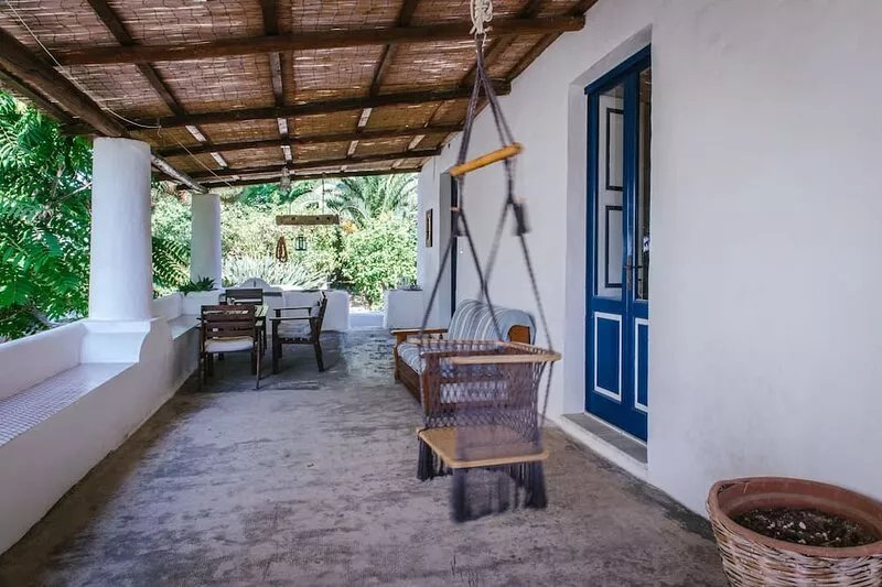 Il Palmento Di Salina is a typical Aeolian private house with a terrace and