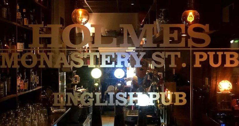 Holmes' English Pub