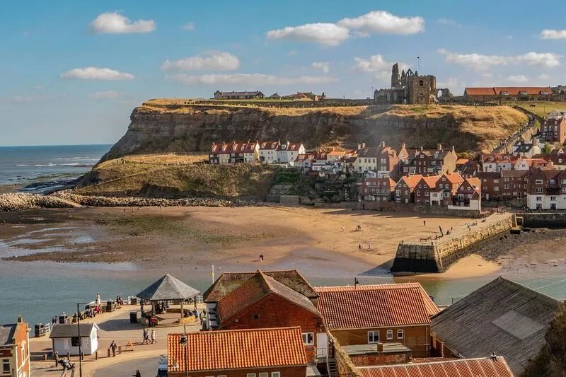 Townhouse Whitby, Sleeps 12, close beach/town, Parking. 4 baths, SkySports