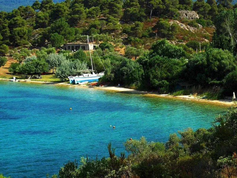Modern furnished holiday apartment, idyllic located directly at the sea, Wifi |