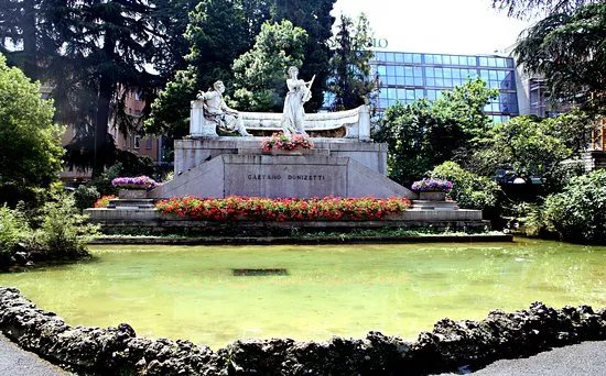 Fontana e monumento Gaetano Donizetti