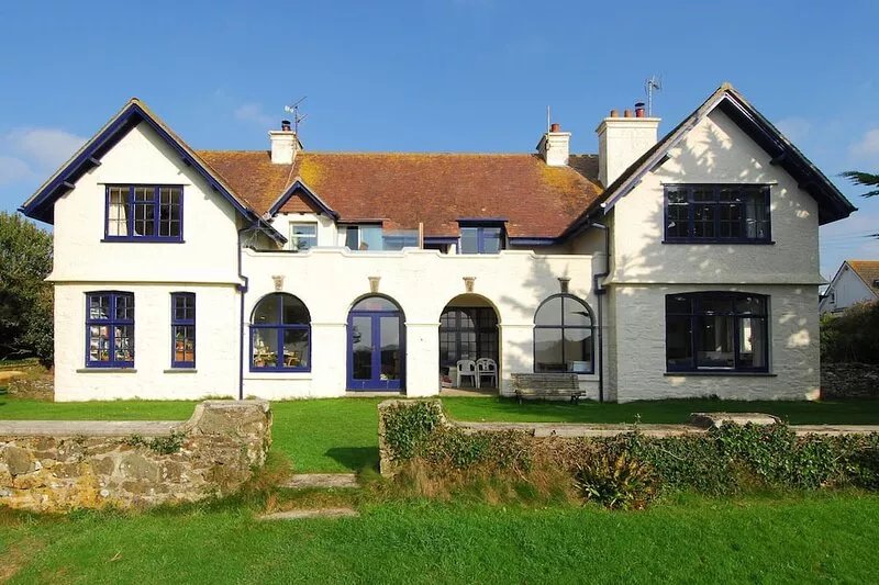 A charming apartment, enviably positioned with stunning views over Polzeath Bay.