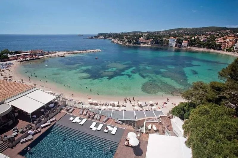 Seaside Villa Apartment with Large Terrace  2 mins from Renecros Beach