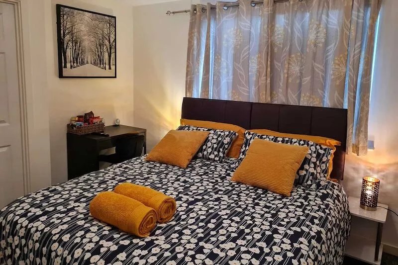 Luxury 4-Bedroom Whole House (Private Baths, modern Kitchen, Free Parking, WiFi)