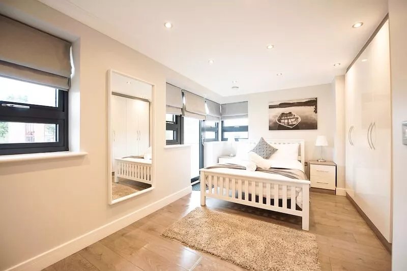 Flat 12 - Luxury 2-Bed Penthouse with Balcony