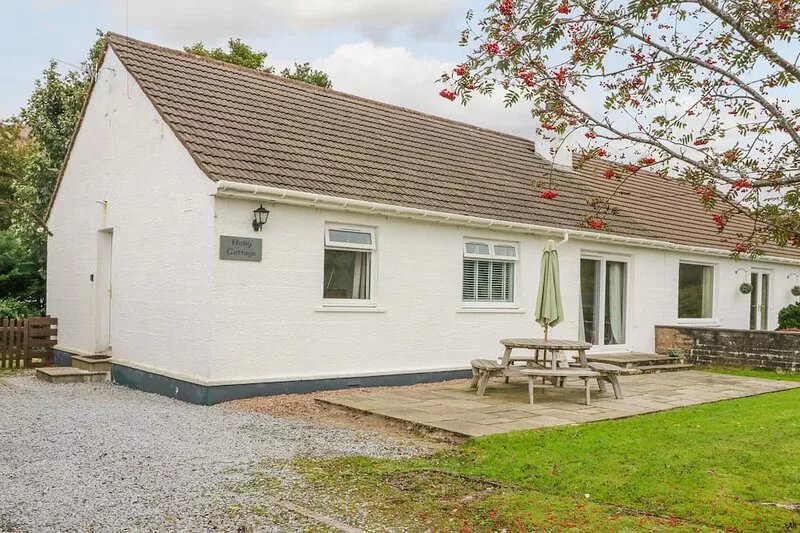 HOLLY COTTAGE, family friendly, with open fire in Ballachulish