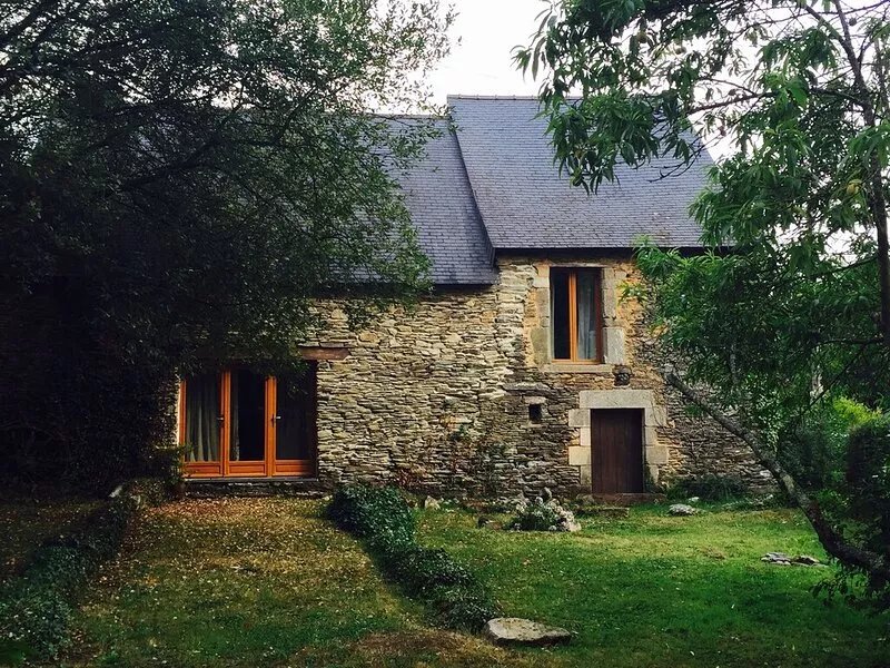 Near Josselin and Ploërmel, spacious, rural farmhouse, large, private gardens