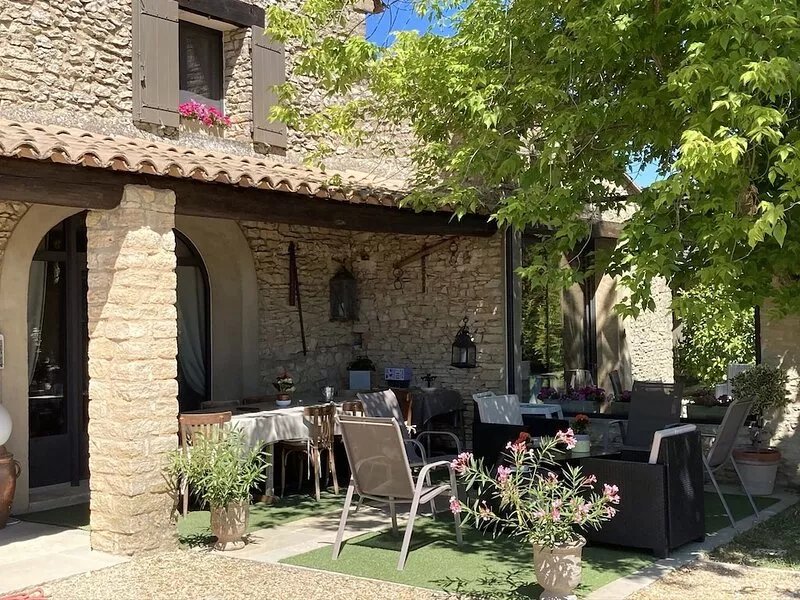 pretty Provencal farmhouse in the heart of the Luberon (between Gordes and