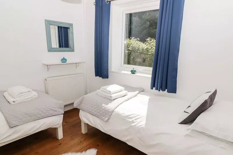 THE DUCK HOUSE, pet friendly, with open fire in Wolfscastle
