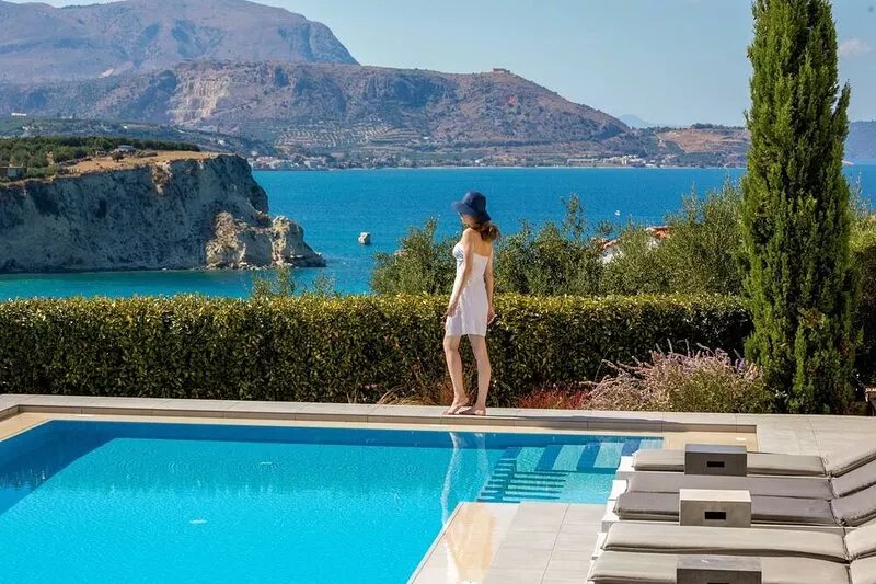 Large, Luxurious Villa With Private Swimming Pool and Gym