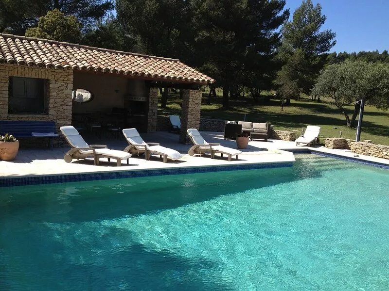 Villa in a beautiful setting with views, very quiet. Large fenced property