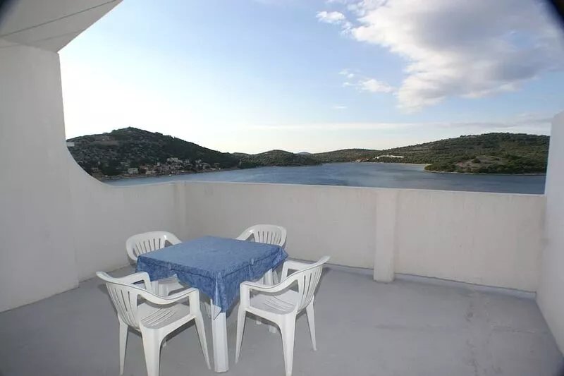 One bedroom apartment with terrace and sea view Tisno, Murter (A-814-c)