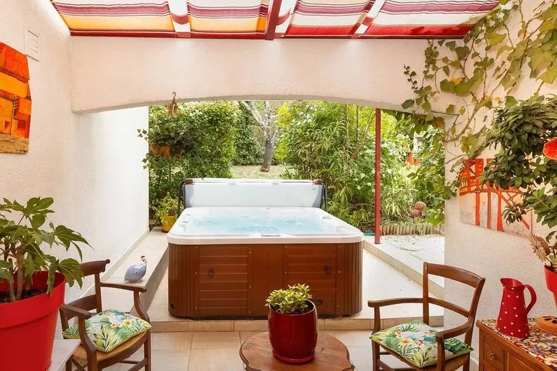 Sumptuous House Of 120m² With Garden And Jacuzzi