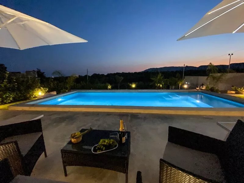 Beautifull Villa Lucia with salt pool near the sea