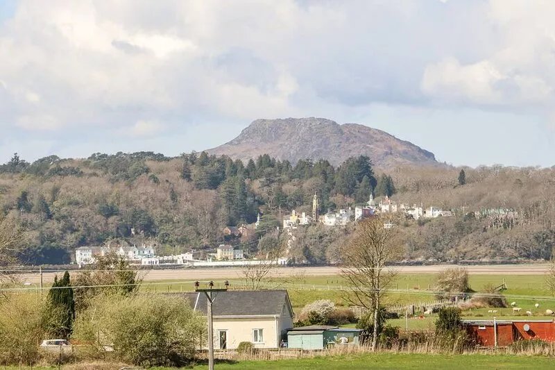 TIRIONFA, pet friendly, with a garden in Talsarnau